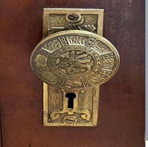 Poignée de porte en laiton antique avec plaque de serrure détaillée et assortie, maintenant disponible à prix de gros. - Product Image 1