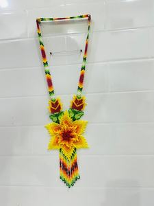 Collier artisanal perlé avec pendentif tournesol porté par une mannequin – Bijou artisanal traditionnel mettant en valeur l'élégance culturelle - Product Image 4