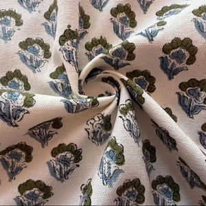 Tela de Algodón Estampada a Mano con Diseño Floral en Verde Salvia y Azul Polvoriento sobre Base Color Marfil |   Algodón Suave y Transpirable por Metro - Product Image 1