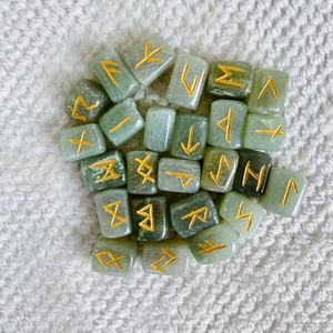 Ensemble de Pierres Runices en Aventurine Verte Naturelle, Magnifiques Cristaux Futhark, Agate Muntaha Gravée à la Main de Qualité Supérieure, pour l'Amour et le Feng Shui, Guérison - Product Image 2