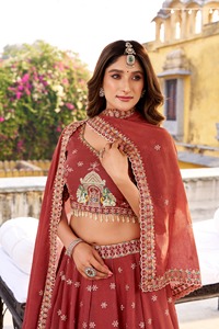 Lehenga Choli traditionnel indien de créateur, avec broderies de sequins, longueur ras du sol, coupe classique, en matériaux recyclés - Product Image 4