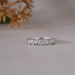 Elegante anillo de media eternidad con diamantes talla marquise y redondos en oro blanco para mujer, regalo de lujo para novia, compromiso o aniversario. - Product Image 1