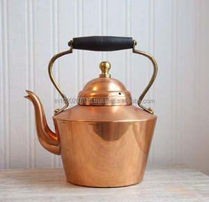 Bouilloire décorative en cuivre avec design authentique et construction solide idéale pour les amateurs de vintage. - Product Image 1