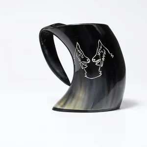 Mug en corne de buffle fait main, forme naturelle, motif loup sculpté, durable, objet d'art de collection - Product Image 1