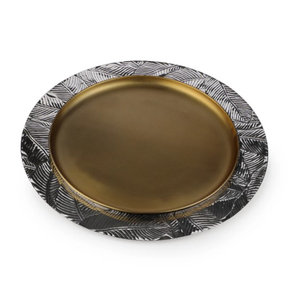 Plato de acero inoxidable plateado con borde con patrón de escamas en relieve para decoración de mesas de bodas y banquetes. - Product Image 3