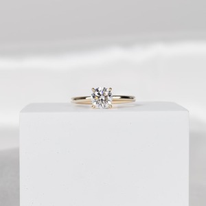 แหวนเพชรสร้างในห้องปฏิบัติการ 0.90 กะรัต รับรองโดย IGI รุ่น E VVS ทรงกลม แหวนเพชรเม็ดเดี่ยว ทอง 14K แหวนขอแต่งงาน - Product Image 1