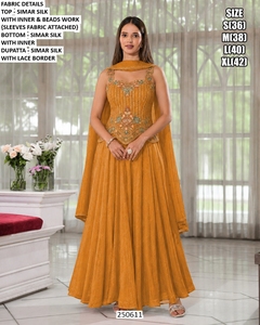 Robe Sharara traditionnelle en soie Bandhani Simar de Noorika, longueur au sol, pour mariage - Product Image 2