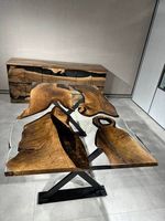 Table à manger moderne en bois massif avec bord naturel et plateau en résine époxy bleue, construction artisanale durable, mobilier de salle à manger haut de gamme