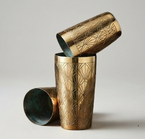 Copa de cóctel estilo vino de última generación con diseño grabado, accesorios de barra dorados, coctelera metálica personalizada. - Product Image 5