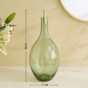 Vase de sol moderne en métal vert avec élégant accent métallique sur le dessus, fait main, résistant à la rouille, pour la décoration de la maison et de la table de luxe - Product Image 6