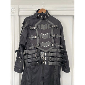 Manteau long pour homme de style gothique punk foncé, inspiré du trench-coat, en coton avec boucles et accessoires en cuir synthétique - Product Image 2