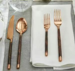Elegante Juego de Cubiertos Metálicos para Servir Comida, Cuchara y Tenedor, Diseñados para Uso en Restaurantes de Primera Calidad - Product Image 1