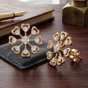Pendientes de Oro Amarillo con Diamantes Cultivados en Laboratorio en Forma de Corazón Floral con Pétalos - Product Image 4
