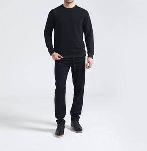Sudadera Personalizada de 350g para Hombre, Estilo Americano, Cuello Redondo, Tela Transpirable, Color Negro Sólido, Hombros Caídos - Product Image 4