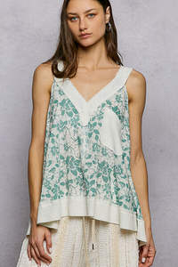 Camiseta sin mangas con cuello en V y bolsillo frontal POL Floral - Product Image 2