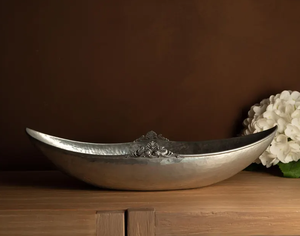 Grand bol en argent martelé, plateau à fruits ovale vintage en métal, récipient décoratif de centre de table, ornement de table orné avec accent crête - Product Image 1