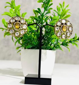 Boucles d'oreilles clous rondes Polki jaunes de luxe plaquées or, bijoux de mode traditionnels indiens pour mariages et fêtes, pour femmes - Product Image 1