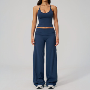 Ensemble de yoga 2 pièces blanc pour femme : Leggings sans couture taille haute avec effet froncé aux fesses et haut court à manches courtes avec dos découpé - Product Image 4