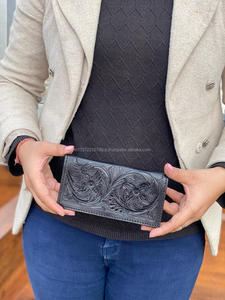 Elegante bolso de mano de cuero con estampado en relieve, bolso diseñado para mujer, aspecto occidental, tamaño compacto, cuero mecanizado, embragues de moda - Product Image 3