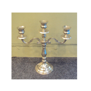Candélabre décoratif à trois bras, finition argent poli, aluminium, fait main, écologique, durable, sans plomb, Noël, Pâques - Product Image 1