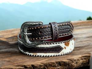 Cinturón de Cuero Estilo Western Clásico con Detalles Tachonados y Hebilla Grabada con Diseño Vaquero Premium - Product Image 1