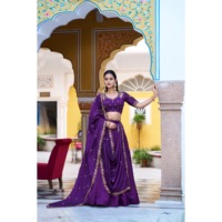 Ensemble de lehenga en soie rose Rani pour femmes avec des paillettes et des broderies par un designer
