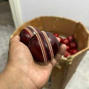Balle de cricket en cuir rouge cousue à la main, balle dure pour l'entraînement et les matchs professionnels - Product Image 6