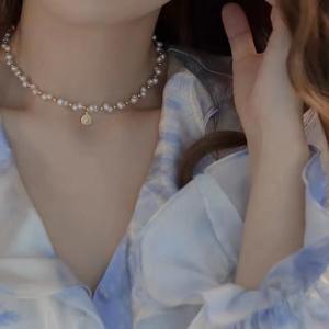 Collier pendentif vintage en petite pièce d'or et perle d'eau douce, chaîne de clavicule élégante haut de gamme, design de niche polyvalent et luxueux - Product Image 1