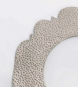 Placas de cargador con bordes ruffed Diseño Placa de cargador fundida de aluminio con acabado de forma redonda de plata Venta caliente de plata - Product Image 4