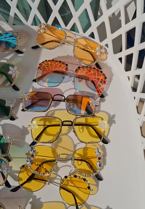 Gafas de sol de mujer con montura metálica de pentagrama y diamantes de imitación, ideales para bodas de verano, fiestas en la piscina, o como detalles de protección solar. - Product Image 3