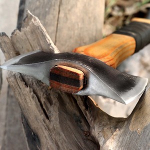 Hache double tranchant en acier carbone noir, fabriquée à la main, avec manche en bois naturel et poignée enveloppée de noir, pour le camping et le bushcraft en extérieur - Product Image 3