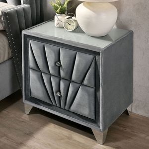 Comodino Completamente Imbottito in Grigio con Maniglie in Acrilico Effetto Cristallo, Piano in Vetro e Gambe Cromate - Product Image 3