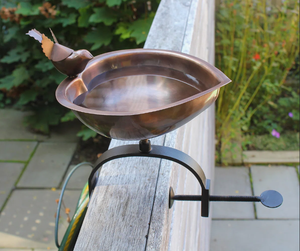 Nouveauté 2026 : Abreuvoir pour oiseaux en cuivre antique à fixer sur garde-corps, avec figurine d'oiseau et support à pince - Product Image 5