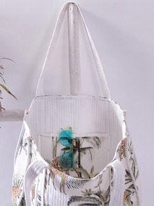 Bolso de Hombro Acolchado de Algodón con Estampado de Diseñador, Elegante Bolso de Noche con Acabado Premium - Product Image 5