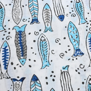 Tela de Algodón Orgánica Ecológica con Estampado de Pez Azul y Diseño Floral sobre Base Blanca, Estilo Kalamkari, para Ropa de Bebé - Product Image 6