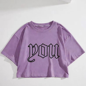 เสื้อครอปสีม่วง เสื้อยืดแขนสั้นลำลองสำหรับผู้หญิง คอกลม พิมพ์ลายตัวอักษร ทรงหลวม ผ้าฝ้ายเจอร์ซีย์ 100% ใส่ได้ทั้งฤดูใบไม้ผลิและฤดูร้อน - Product Image 1