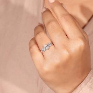 แหวนเพชรสามเม็ดทรงรี เพชรเพาะเลี้ยงสำหรับเจ้าสาว ได้รับการรับรอง ทองคำแท้ เหมาะสำหรับเป็นแหวนหมั้นหรือแหวนครบรอบสำหรับผู้หญิง - Product Image 2