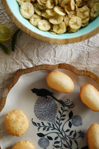 Plateau en bois traditionnel avec motif d'oiseau bleu et de fleurs, réutilisable, pour la table, les fêtes et les événements. - Product Image 6