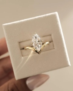 Bague de fiançailles tendance pour femme avec diamant de laboratoire taille marquise certifié IGI, monture en V, solitaire en or 18 carats, à vendre - Product Image 4
