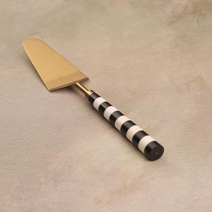Ensemble de serveurs à gâteau fusion vintage-moderne dorés avec poignées à motifs noir et blanc, couverts de fête pour tartes et gâteaux - Product Image 3