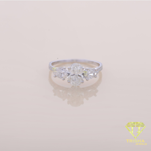 แหวนหมั้นเพชรทรงลูกแพร์สามเม็ด ชุบทองคำขาว สำหรับผู้หญิง - Product Image 1