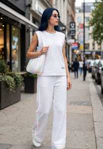 Ensemble de salon 2 pièces blanc pour femmes, haut sans manches à col rond et pantalon long, tenue sportive décontractée avec rayures irisées - Product Image 6