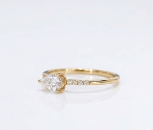 แหวนหมั้นเพชรทรงหยดน้ำ 18K ทองคำขาว ดีไซน์วงแหวนแบบ Eternity พร้อมเพชรด้านข้าง HPHT 2.02 กะรัต E VVS2 เพชรเพาะเลี้ยงในห้องปฏิบัติการ - Product Image 4