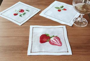 Serviettes de cocktail en lin à motif fraise |   Linge de table en lin 100% naturel de qualité supérieure, serviettes de table réutilisables écologiques, motif fraise - Product Image 3