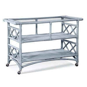 Mesa auxiliar hecha de ratán verde natural con tapa de cristal, ideal para pasillos o habitaciones de hotel. - Product Image 1
