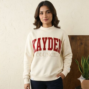 เสื้อสเวตเชิ้ตคอกลมสีแดงแขนยาวสำหรับผู้หญิง Kayden Council ปักลายสีทีมแบบวาร์ซิตี้ สไตล์เสื้อทีมโรงเรียน - Product Image 4