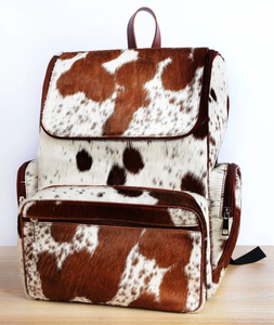 Sac à dos en cuir de vache marron et blanc à imprimé animal, 15 pouces, souple, plusieurs poches, sac à dos unisexe pour la journée - Product Image 1