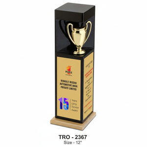Base corporativa de madera para trofeo de reconocimiento de larga trayectoria con toque de premio de torre rectangular y copa dorada. - Product Image 2