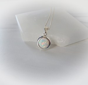 Collier en opale blanche, pendentif ovale en argent sterling, bijou pierre de naissance d'octobre, cadeau élégant pour elle - Product Image 2