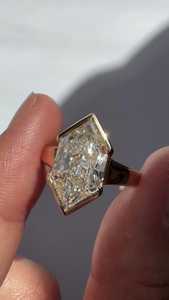 Bague solitaire en diamant taille marquise néerlandaise, cultivé en laboratoire, 3,02 carats, avec or jaune 18 carats, idéale pour les fiançailles, les propositions de mariage, les cadeaux pour les amoureux et les objets de charme. - Product Image 2